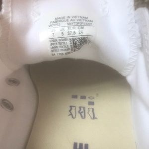 Converse Shoes - white low top converse brand new! Converse Shoes - white low top converse brand new!